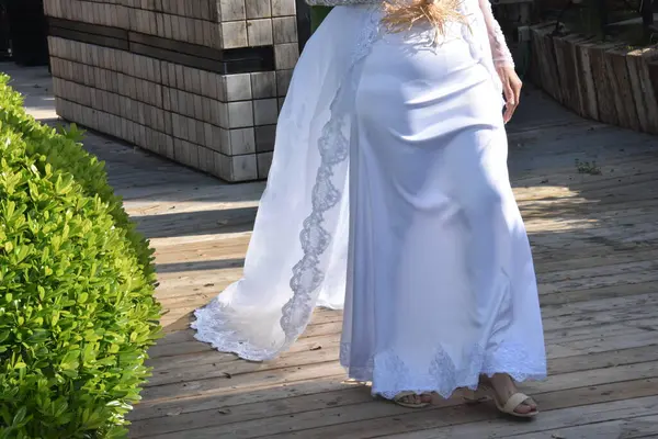 白い花嫁のドレス草の上のサンダルの足黄色の花 高品質の写真 — ストック写真