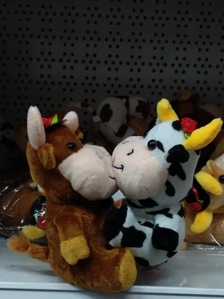 Brinquedos Recheados Dois Beijos Uma Vaca Foto Alta Qualidade — Fotografia de Stock