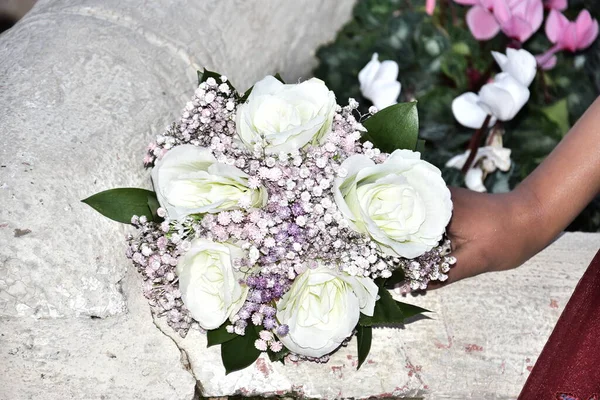 Bouquet Sposa Fiori Bianchi Rosa Mano Alla Sposa Foto Alta — Foto Stock