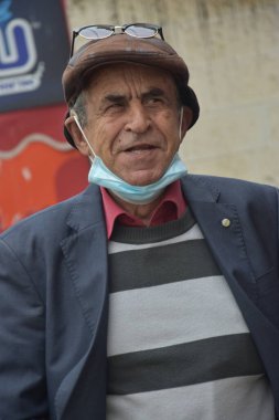 Kudüs İsrail 27 Mart 2021: Kimliği belirsiz şapkalı bir adam, başkentin Arap bölgesinde yerli biri, sopalı yaşlı bir emekli. Yüksek kalite fotoğraf