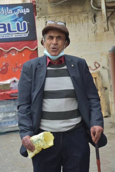 エルサレムイスラエル27 3月2021 キャップの男 首都のアラブ地区の先住民 棒を持つ高齢者の年金受給者が確認されていません 高品質の写真 — ストック写真
