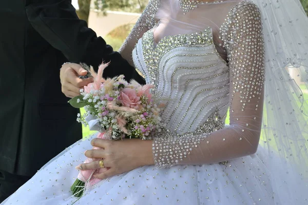 Sposa Bellissimo Abito Sposa Bianco Con Mazzo Rose Fresche Senza — Foto Stock