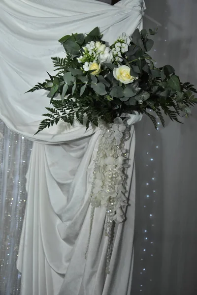 Cortina blanca para la decoración de las vacaciones de boda y flores de rosas blancas con hojas verdes — Foto de Stock