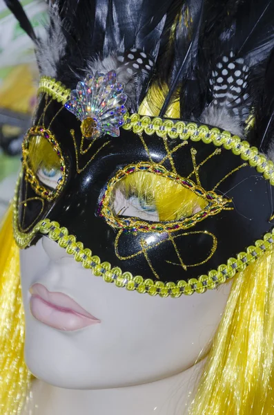 Manequim retrato menina loira em máscara preta Purim Carnaval — Fotografia de Stock