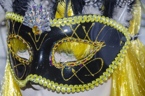 Manken kız sarışın siyah maske tatil karnaval ile — Stok fotoğraf
