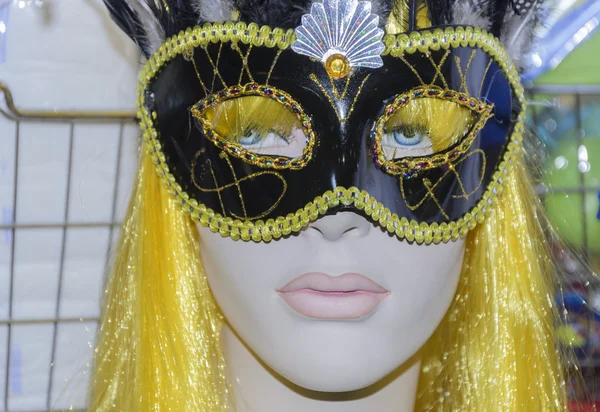 Figurína dívka Blondýna s černou maskou svátek Purim karneval — Stock fotografie