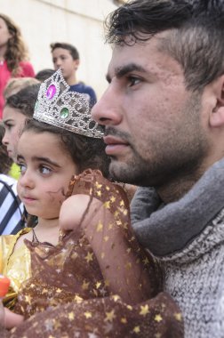 Beer-Sheva, İsrail-5 Mart, baba ve kızı - siyah saçlı kız - taç ve elbise ile 2015:Portrait-Purim