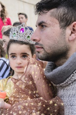 Beer-Sheva, İsrail-5 Mart 2015: Portre baba ve kızı - siyah saçlı kız - taç ve elbise - Purim ile