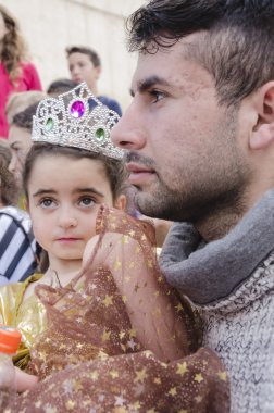 Beer-Sheva, İsrail-5 Mart 2015: Portre baba ve kızı - siyah saçlı kız - taç ve elbise - Purim ile