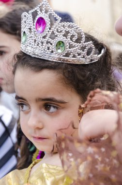 Beer-Sheva, İsrail-5 Mart 2015: Portre yapay taşlı taç giyen kız siyah saçlı, iri kahverengi gözlü-Purim