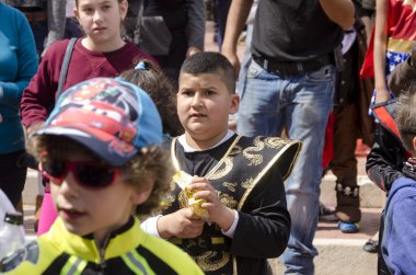 Beer-Sheva, İsrail-5 Mart 2015: Kalabalıkta - 5 Mart 2015 yılında İsrail tarih Beer-Sheva kentinde Purim karnaval kostümleri bir genç çocuk