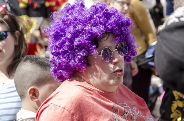 Beer-sheva, israel - 5. März 2015: lockige Frau mit lila Perücke und Sonnenbrille mit runden Gläsern in der Menge - purim — Stockfoto