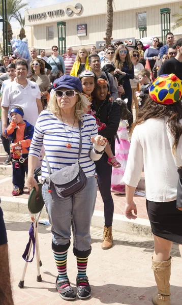 ストライプ ベスト、ストライプ ソックス群衆 - プリムのハンドバッグをベールシェバ、イスラエル-2015 年 3 月 5 日: 女性 — ストック写真