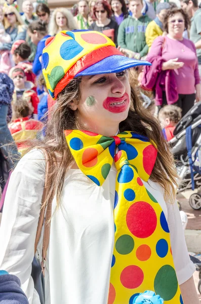 Beer Szewa, Izrael-5 marca 2015: Portret kobiety w tłumie ubrany jak clown - dużą czapkę z żółty krawat kolorowe - Purim — Zdjęcie stockowe