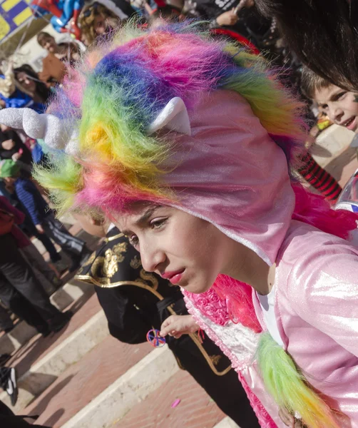 Beer-sheva, israel - 5. März 2015: Porträt eines Mädchens im Anzug und Hut rosa Widder - purim — Stockfoto