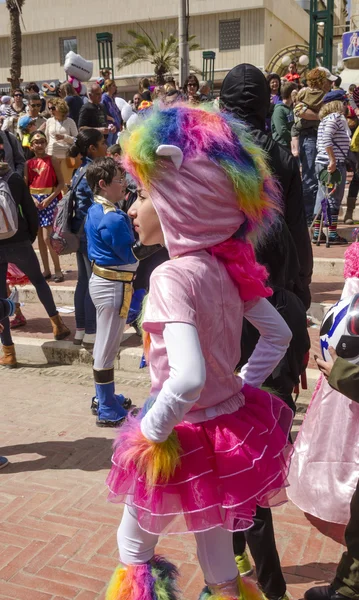 スーツと帽子ピンク ram - プリム ベールシェバ、イスラエル-2015 年 3 月 5 日: 女の子 — ストック写真
