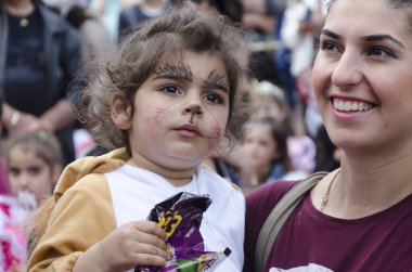Beer-Sheva, İsrail-5 Mart 2015: Kalıcı makyaj kedi büyük kaşları - Purim ile bir çocuk ile genç bir anne portresi