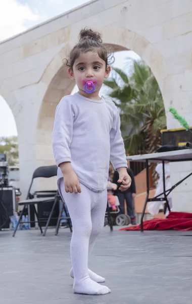 Beer-Sheva, Izrael-březen 5, 2015:Kid v bílém na pouliční scény s dudlík - Purim Karneval ve městě Frýdlant nad Ostravicí na 5 března 2015 v Izraeli — Stock fotografie