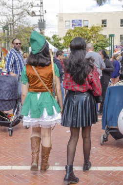 Beer-Sheva, İsrail-5 Mart 2015: İki kız esmer takım elbise arka-Purim uzun saçlı