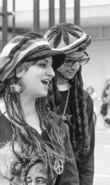 Beer-Sheva, İsrail-5 Mart 2015: elbise ve şapka hippi - Purim kız adamla