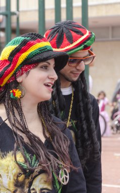 Beer-Sheva, İsrail-5 Mart 2015: elbise ve şapka hippi - Purim kız adamla