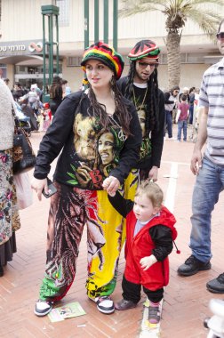 Beer-Sheva, İsrail-5 Mart, 2015:Young ailesi ile bebek giysileri hippi-Purim