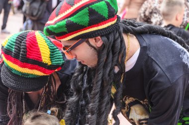 Beer-Sheva, İsrail-5 Mart, 2015:Young kaç elbise ve şapka hippi - Purim içinde