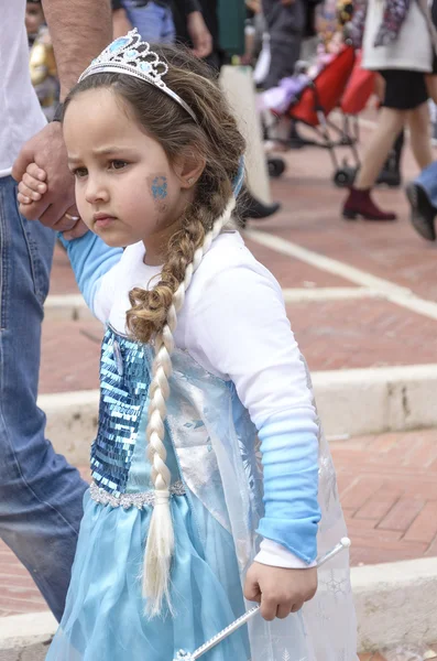 贝尔谢巴，以色列-3 月 5 日，2015:Girl 在牵着他的父亲-普珥节的手一个蓝色的连衣裙仙女 — 图库照片