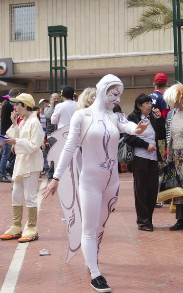 Beer-Sheva, ISRAEL - 5 mars 2015 : Fille en blanc avec les ailes d'un ange se tient dans la foule -Pourim — Photo