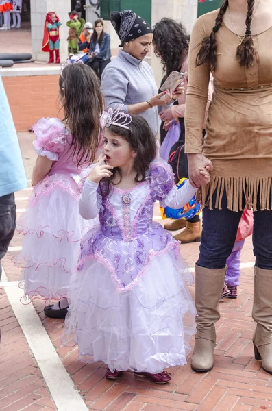 贝尔谢巴，以色列-2015 年 3 月 5 日: 两个女孩穿着连衣裙的公主和其他人-普珥节 — 图库照片