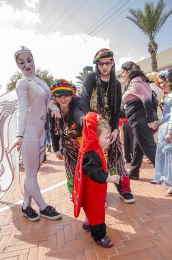 Beer-Sheva, İsrail-5 Mart 2015: Elbiseler hippi bir çocuk ve bir melek - Purim giyinmiş bir kız ile ailede