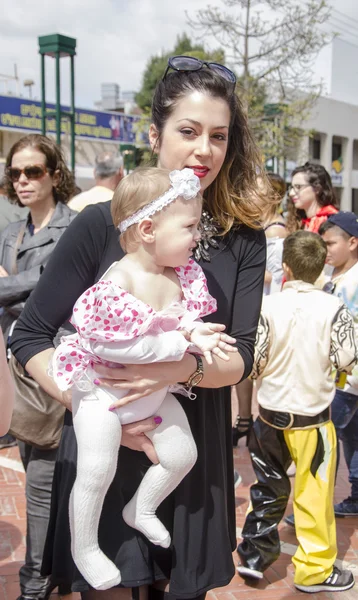 ベールシェバ、イスラエル-2015 年 3 月 5 日: 若い母親は群衆の中に彼女の腕の赤ん坊-プリム — ストック写真
