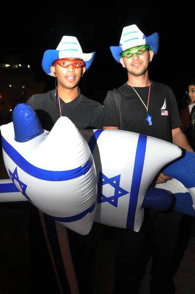 Dos tipos venden banderas inflables en el Día de la Independencia de Israel — Foto de Stock