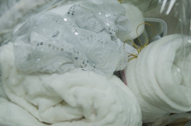 Beyaz hediye havlu, bir rulo devirdi