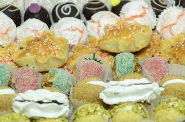 Farklı geleneksel hamur işleri bir tatil tarafından el yapımı dizi