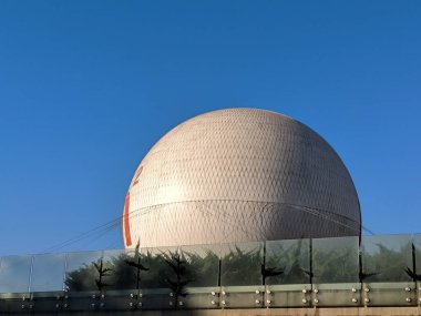 17 Ağustos 2024 Tiflis Gürcistan Dev Küre yapısı. Yüksek kalite fotoğraf