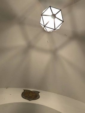 Geometrik tavan ışığı. Çek Cumhuriyeti 12 Ekim 2025 Çekoslov yüksek kaliteli fotoğraf