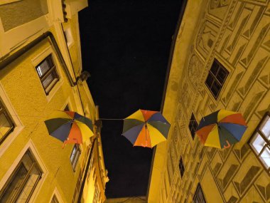 Çek Cumhuriyeti Krumlov, 12 Ekim 2025. Mimari ev, gece hayatı şemsiyesi caddesi, şehir merkezi. Yüksek kaliteli fotoğraf penceresi 