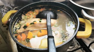 Çorba pişirme mutfak yemek pişirme öğle yemeği lezzetli kahvaltı tabağı sebze yemek sağlıklı tarifler pişirmek. Yüksek kalite fotoğraf