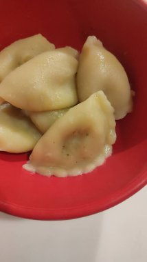 Hamur köfteleri kırmızı kase yemek tabağı ev yapımı satış objeleri. Yüksek kalite fotoğraf