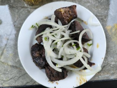 17 Ağustos 2024 Tiflis Georgia Izgara Ciğer Soğanlı Yemek Tabağı Sebzeler öğle yemeği pişirme Lezzetli Kahvaltı Yemekleri Geleneksel Yüksek kaliteli fotoğraf malzemeleri 