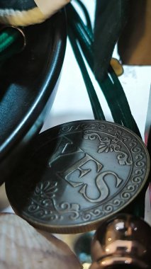 Eilat Israel 12 Aralık 2025 Sezar Oteli, Shell Coins bileklikleri. Yüksek kalite fotoğraf