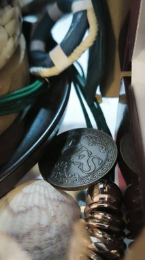 Eilat Israel 12 Aralık 2025 Sezar Oteli, Shell Coins bileklikleri. Yüksek kalite fotoğraf