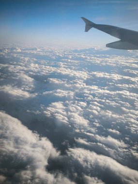 Günbatımı uçak kanadı bulutları, uçak manzarası, güneş manzarası gece yarısı doğa penceresi, gece hayatı, gece uçuşları, gezi turizmi. Yüksek kalite fotoğraf