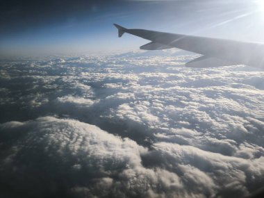 Günbatımı uçak kanadı bulutları, uçak manzarası, güneş manzarası gece yarısı doğa penceresi, gece hayatı, gece uçuşları, gezi turizmi. Yüksek kalite fotoğraf