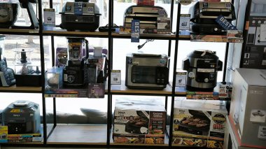 Eilat Israel 12 Aralık 2025 Blenderlar endüstriyel nesneler sergiler teknoloji mağazası satış pazarları ticari marka mağazaları. Yüksek kalite fotoğraf