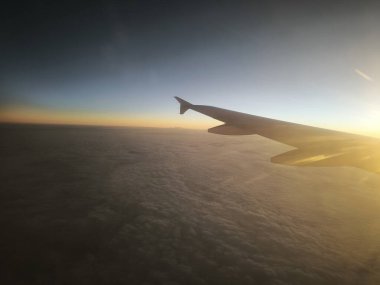 Günbatımı bulutları, karanlık gökyüzü arka planında gece hayatı gece seyahati, turizm, mavi turuncu hava, nakliye, endüstri teknolojisi, endüstriyel nesne. Yüksek kalite fotoğraf