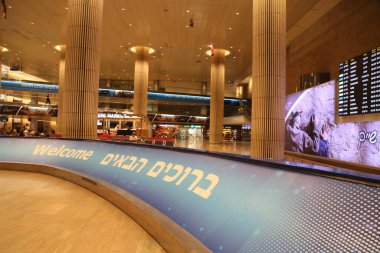 Tel-Aviv İsrail 13 Haziran 2025 'te havaalanına hoş geldin tabelasını, mimarlık binasını, metro istasyonu şehir içi seyahat nakliyesini sergiliyor. Yüksek kaliteli fotoğraf endüstrisi teknolojisi endüstriyel gayrimenkul