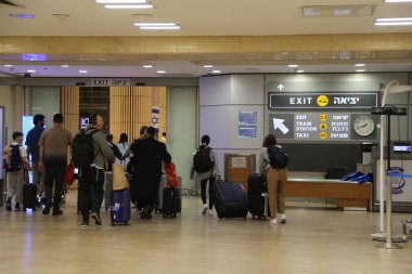 Tel-Aviv İsrail 13 Haziran 2025 Havalimanı çıkışı, seyahat eden turizm editör merkezleri, turizm taşımacılığı, nakliyat sektörü, kapalı sanayi hizmetleri fotoğraflarından naklediliyor.