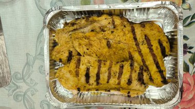 Izgara tavuk tepsisi sandviç kahvaltı mutfağı yemek pişirme tabağı sabah malzemeleri öğle yemeği lokantası. Yüksek kalite fotoğraf